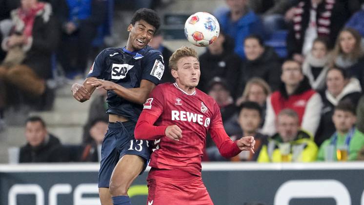 v.li.: Bernardo Fernandes da Silva Junior (Hoffenheim, 13), Sebastian Sebulonsen (Köln, 28), beim Kopfball, Kopfballduell, Spielszene, Zweikampf in der Luft, Aktion, Action, 03.10.2025, Sinsheim (Deutschland), Fussball, Bundesliga, TSG 1899 Hoffenheim - 1. FC Köln, DFB DFL REGULATIONS PROHIBIT ANY USE OF PHOTOGRAPHS AS IMAGE SEQUENCES AND OR QUASI-VIDEO.