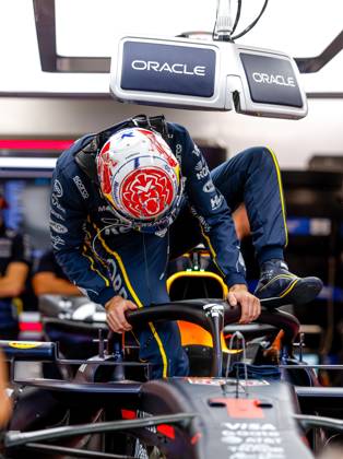 F1 - SINGAPORE GRAND PRIX 2025 VERSTAPPEN Max (ned), Red Bull Racing RB21, portrait during the 2025 Formula 1 Singapore Grand Prix, 18th round of the 2025 FIA Formula One World Championship, WM, Weltmeisterschaft from October 3 to 5, 2025 on the Marina Bay Street Circuit, in Singapore - SingaporeSingapore Copyright: xDPPIx