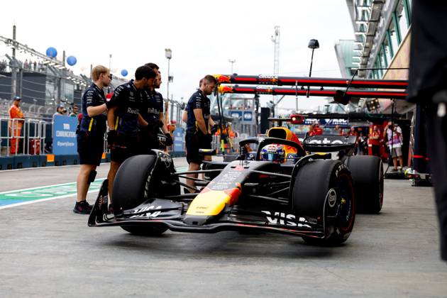 F1 - SINGAPORE GRAND PRIX 2025 01 VERSTAPPEN Max (nld), Red Bull Racing RB21, action during the 2025 Formula 1 Singapore Grand Prix, 18th round of the 2025 FIA Formula One World Championship, WM, Weltmeisterschaft from October 3 to 5, 2025 on the Marina Bay Street Circuit, in Singapore - SingaporeSingapore Copyright: xDPPIx