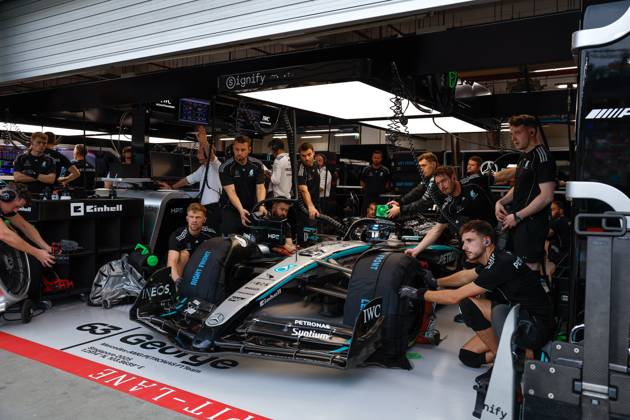 F1 - SINGAPORE GRAND PRIX 2025 63 RUSSELL George (gbr), Mercedes AMG F1 Team W16, action during the 2025 Formula 1 Singapore Grand Prix, 18th round of the 2025 FIA Formula One World Championship, WM, Weltmeisterschaft from October 3 to 5, 2025 on the Marina Bay Street Circuit, in Singapore - SingaporeSingapore Copyright: xDPPIx
