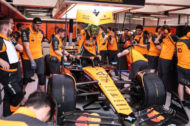 F1 - SINGAPORE GRAND PRIX 2025 NORRIS Lando (gbr), McLaren F1 Team MCL39, portrait during the 2025 Formula 1 Singapore Grand Prix, 18th round of the 2025 FIA Formula One World Championship, WM, Weltmeisterschaft from October 3 to 5, 2025 on the Marina Bay Street Circuit, in Singapore - SingaporeSingapore Copyright: xDPPIx