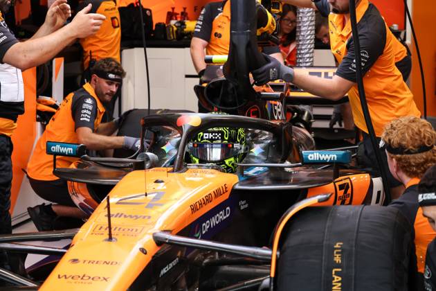 F1 - SINGAPORE GRAND PRIX 2025 NORRIS Lando (gbr), McLaren F1 Team MCL39, portrait during the 2025 Formula 1 Singapore Grand Prix, 18th round of the 2025 FIA Formula One World Championship, WM, Weltmeisterschaft from October 3 to 5, 2025 on the Marina Bay Street Circuit, in Singapore - SingaporeSingapore Copyright: xDPPIx