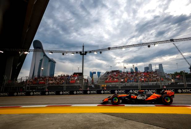 F1 - SINGAPORE GRAND PRIX 2025 04 NORRIS Lando (gbr), McLaren F1 Team MCL39, action during the 2025 Formula 1 Singapore Grand Prix, 18th round of the 2025 FIA Formula One World Championship, WM, Weltmeisterschaft from October 3 to 5, 2025 on the Marina Bay Street Circuit, in Singapore - SingaporeSingapore Copyright: xDPPIx