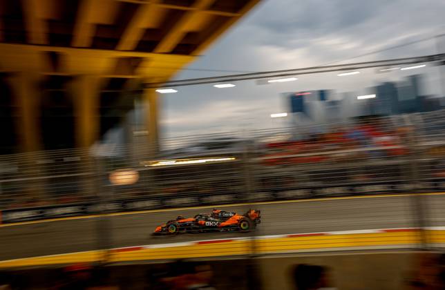 F1 - SINGAPORE GRAND PRIX 2025 81 PIASTRI Oscar (aus), McLaren F1 Team MCL39, action during the 2025 Formula 1 Singapore Grand Prix, 18th round of the 2025 FIA Formula One World Championship, WM, Weltmeisterschaft from October 3 to 5, 2025 on the Marina Bay Street Circuit, in Singapore - SingaporeSingapore  Copyright: xDPPIx