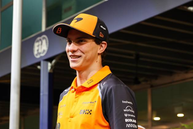 F1 - SINGAPORE GRAND PRIX 2025 PIASTRI Oscar (aus), McLaren F1 Team MCL39, portrait during the 2025 Formula 1 Singapore Grand Prix, 18th round of the 2025 FIA Formula One World Championship, WM, Weltmeisterschaft from October 3 to 5, 2025 on the Marina Bay Street Circuit, in Singapore - SingaporeSingapore  Copyright: xDPPIx