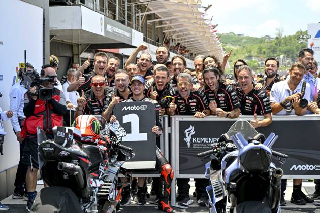 Sport Bilder des Tages MOTO - MOTO GP - GRAND PRIX OF INDONESIA 2026 BEZECCHI Marco (ita), Aprilia Racing Team Gresini, Aprilia RS-GP 2025, portrait, celebrating his win in Sprint Race during the 2025 MotoGP Pertamina Grand Prix of Indonesia on the Mandalika circuit from October 3 to 5, At West Nusa Tenggara, Indonesia - West Nusa TenggaraIndonesia Copyright: xGIGIxSOLDANOx