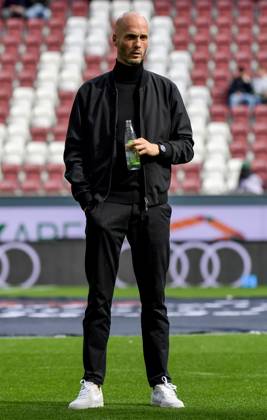 04.10.2025, xemx, Fussball 1.Bundesliga, FC Augsburg - VfL Wolfsburg v.l. Cheftrainer Paul Simonis (VfL Wolfsburg) (DFL DFB REGULATIONS PROHIBIT ANY USE OF PHOTOGRAPHS as IMAGE SEQUENCES and or QUASI-VIDEO) Augsburg