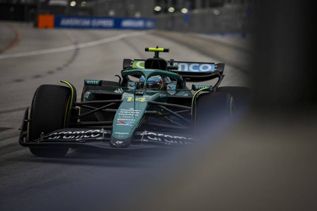 F1 - SINGAPORE GRAND PRIX 2025 14 ALONSO Fernando (spa), Aston Martin F1 Team AMR24, action during the 2025 Formula 1 Singapore Grand Prix, 18th round of the 2025 FIA Formula One World Championship, WM, Weltmeisterschaft from October 3 to 5, 2025 on the Marina Bay Street Circuit, in Singapore - SingaporeSingapore  Copyright: xXavixBonillax