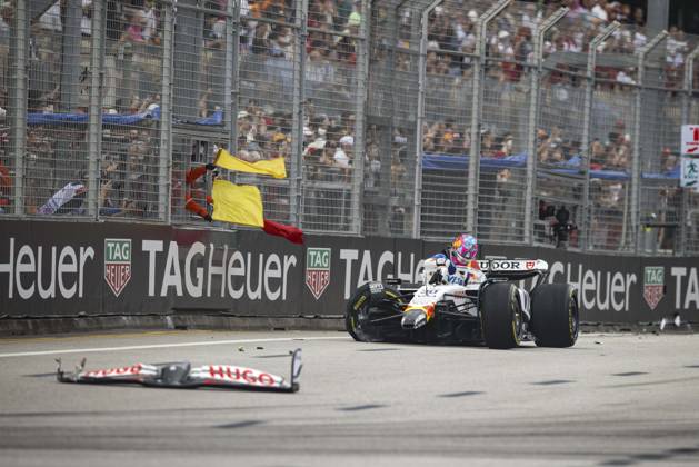 F1 - SINGAPORE GRAND PRIX 2025 30 LAWSON Liam (nzl), Visa Cash App RB F1 Team VCARB02, action crash, accident, during the 2025 Formula 1 Singapore Grand Prix, 18th round of the 2025 FIA Formula One World Championship, WM, Weltmeisterschaft from October 3 to 5, 2025 on the Marina Bay Street Circuit, in Singapore - SingaporeSingapore Copyright: xXavixBonillax