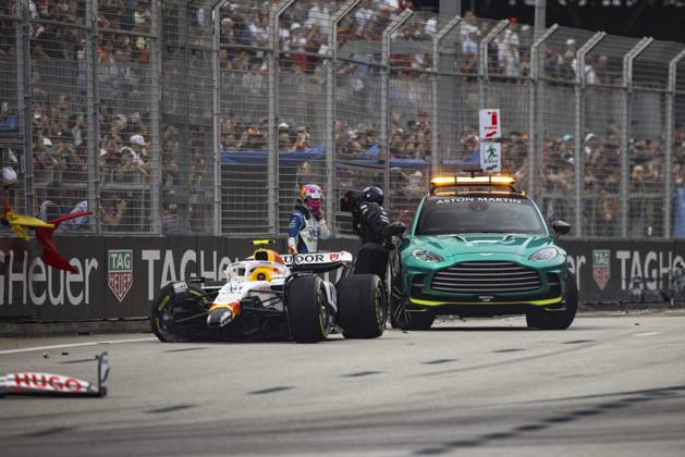 F1 - SINGAPORE GRAND PRIX 2025 30 LAWSON Liam (nzl), Visa Cash App RB F1 Team VCARB02, action crash, accident, medical car during the 2025 Formula 1 Singapore Grand Prix, 18th round of the 2025 FIA Formula One World Championship, WM, Weltmeisterschaft from October 3 to 5, 2025 on the Marina Bay Street Circuit, in Singapore - SingaporeSingapore Copyright: xXavixBonillax