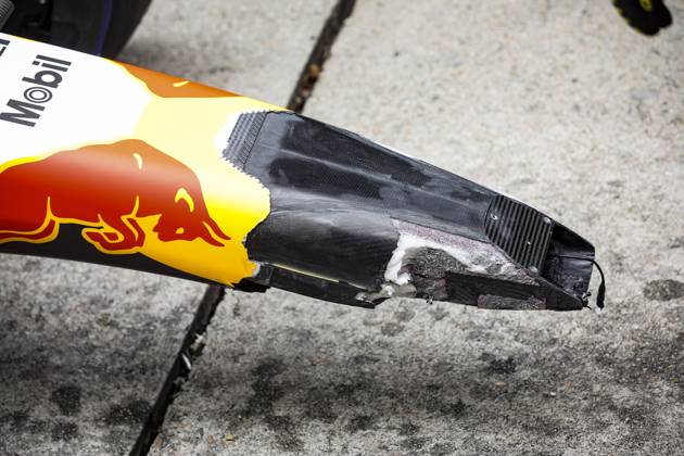 F1 - SINGAPORE GRAND PRIX 2025 30 LAWSON Liam (nzl), Visa Cash App RB F1 Team VCARB02, action crash, accident, during the 2025 Formula 1 Singapore Grand Prix, 18th round of the 2025 FIA Formula One World Championship, WM, Weltmeisterschaft from October 3 to 5, 2025 on the Marina Bay Street Circuit, in Singapore - SingaporeSingapore Copyright: xXavixBonillax