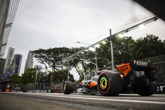 F1 - SINGAPORE GRAND PRIX 2025 04 NORRIS Lando (gbr), McLaren F1 Team MCL39, action during the 2025 Formula 1 Singapore Grand Prix, 18th round of the 2025 FIA Formula One World Championship, WM, Weltmeisterschaft from October 3 to 5, 2025 on the Marina Bay Street Circuit, in Singapore - SingaporeSingapore Copyright: xXavixBonillax