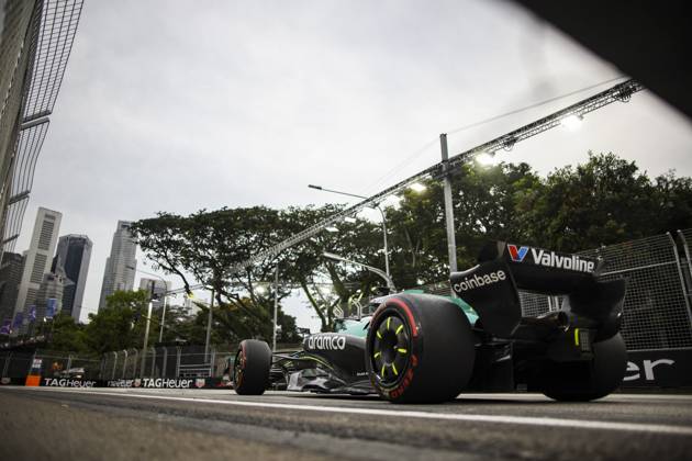 F1 - SINGAPORE GRAND PRIX 2025 14 ALONSO Fernando (spa), Aston Martin F1 Team AMR24, action during the 2025 Formula 1 Singapore Grand Prix, 18th round of the 2025 FIA Formula One World Championship, WM, Weltmeisterschaft from October 3 to 5, 2025 on the Marina Bay Street Circuit, in Singapore - SingaporeSingapore  Copyright: xXavixBonillax