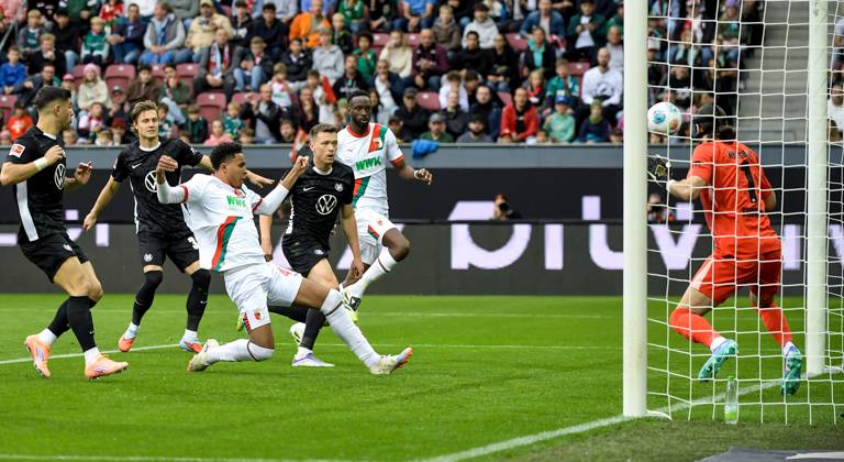 04.10.2025, xemx, Fussball 1.Bundesliga, FC Augsburg - VfL Wolfsburg v.l. Noahkai Banks (FC Augsburg) Goal scored, erziehlt das Tor zum 1:0 (DFL DFB REGULATIONS PROHIBIT ANY USE OF PHOTOGRAPHS as IMAGE SEQUENCES and or QUASI-VIDEO) Augsburg