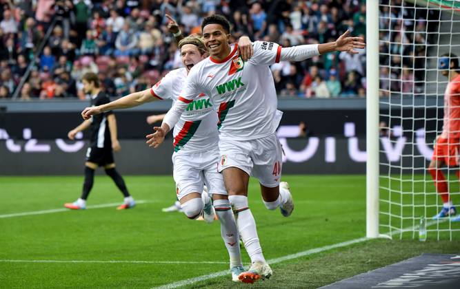 04.10.2025, xemx, Fussball 1.Bundesliga, FC Augsburg - VfL Wolfsburg v.l. Noahkai Banks (FC Augsburg) Jubel, Torjubel, celebrate the goal, jubelt ueber das Tor zum 1:0 (DFL DFB REGULATIONS PROHIBIT ANY USE OF PHOTOGRAPHS as IMAGE SEQUENCES and or QUASI-VIDEO) Augsburg