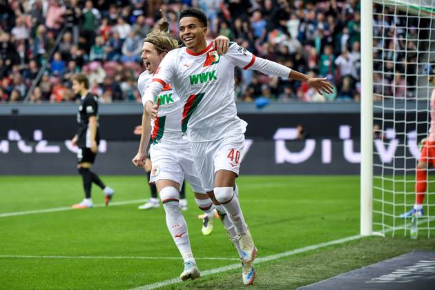 04.10.2025, xemx, Fussball 1.Bundesliga, FC Augsburg - VfL Wolfsburg v.l. Noahkai Banks (FC Augsburg) Jubel, Torjubel, celebrate the goal, jubelt ueber das Tor zum 1:0 (DFL DFB REGULATIONS PROHIBIT ANY USE OF PHOTOGRAPHS as IMAGE SEQUENCES and or QUASI-VIDEO) Augsburg