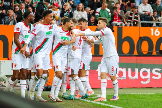 Team (FC Augsburg) Tor zum 1 : 0 beim Spiel zwischen FC Augsburg v VfL Wolfsburg, Fußball, Herren, Bundesliga, 2025 2026, 6.Spieltag am 04.10.2025 in Augsburg, WWK-Arena. DFL and DFB regulations prohibit any use of photographs as image sequences and or quasi-video. Bayern Deutschland