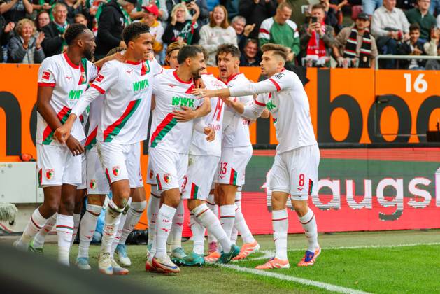 Team (FC Augsburg) Tor zum 1 : 0 beim Spiel zwischen FC Augsburg v VfL Wolfsburg, Fußball, Herren, Bundesliga, 2025 2026, 6.Spieltag am 04.10.2025 in Augsburg, WWK-Arena. DFL and DFB regulations prohibit any use of photographs as image sequences and or quasi-video. Bayern Deutschland