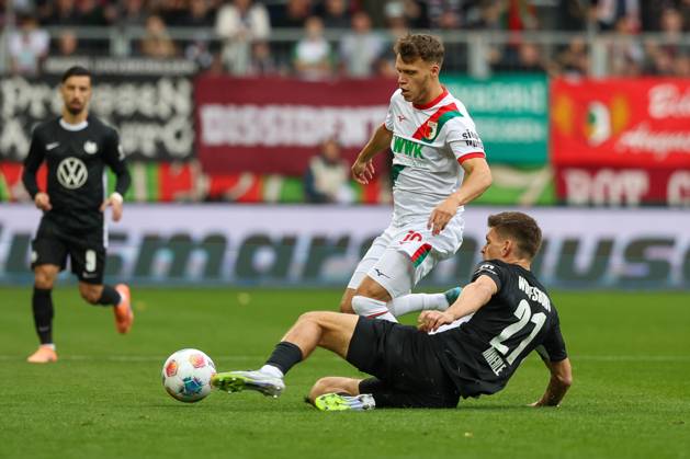 im Zweikampf, Aktion, mit Robin Fellhauer 19 (FC Augsburg), Joakim Maehle 21 (VfL Wolfsburg), FC Augsburg vs. VfL Wolfsburg, Fussball, 1. Bundesliga, 6. Spieltag, 04.10.2025 DFB regulations prohibit any use of photographs as image sequences and or quasi-video Augsburg Bayern Deutschland
