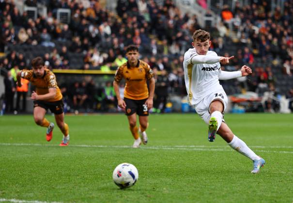 Kingston upon Hull, England, 4th October 2025. Harrison Burrows of Sheffield United takes a penalty in the dying minutes of the game which is saved by Ivor Pandur of Hull City during the Hull City vs Sheffield United Sky Bet Championship match at the MKM Stadium, Kingston upon Hull. Picture credit should read: Simon Bellis Sportimage EDITORIAL USE ONLY. No use with unauthorised audio, video, data, fixture lists, club league logos or live services. Online in-match use limited to 120 images, no video emulation. No use in betting, games or single club league player publications. SPI_006_SB_Hull_Sheffield_Utd SPI-4194-0005