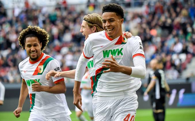 04.10.2025, xemx, Fussball 1.Bundesliga, FC Augsburg - VfL Wolfsburg v.l. Noahkai Banks (FC Augsburg) Jubel, Torjubel, celebrate the goal, jubelt ueber das Tor zum 1:0 (DFL DFB REGULATIONS PROHIBIT ANY USE OF PHOTOGRAPHS as IMAGE SEQUENCES and or QUASI-VIDEO) Augsburg