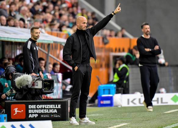 04.10.2025, xemx, Fussball 1.Bundesliga, FC Augsburg - VfL Wolfsburg v.l. Cheftrainer Paul Simonis (VfL Wolfsburg) gibt Anweisungen, gestikuliert mit den Armen, gesticulate, gives instructions (DFL DFB REGULATIONS PROHIBIT ANY USE OF PHOTOGRAPHS as IMAGE SEQUENCES and or QUASI-VIDEO) Augsburg