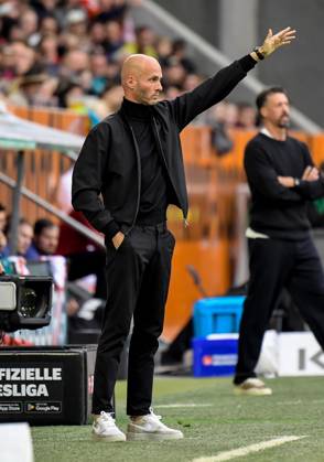 04.10.2025, xemx, Fussball 1.Bundesliga, FC Augsburg - VfL Wolfsburg v.l. Cheftrainer Paul Simonis (VfL Wolfsburg) gibt Anweisungen, gestikuliert mit den Armen, gesticulate, gives instructions (DFL DFB REGULATIONS PROHIBIT ANY USE OF PHOTOGRAPHS as IMAGE SEQUENCES and or QUASI-VIDEO) Augsburg