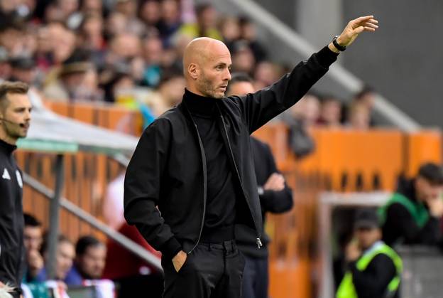 04.10.2025, xemx, Fussball 1.Bundesliga, FC Augsburg - VfL Wolfsburg v.l. Cheftrainer Paul Simonis (VfL Wolfsburg) gibt Anweisungen, gestikuliert mit den Armen, gesticulate, gives instructions (DFL DFB REGULATIONS PROHIBIT ANY USE OF PHOTOGRAPHS as IMAGE SEQUENCES and or QUASI-VIDEO) Augsburg