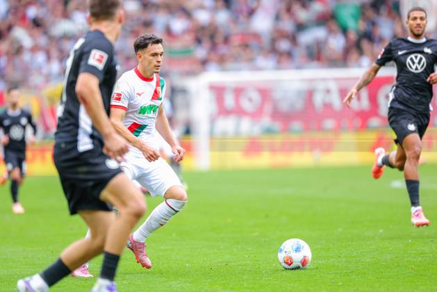 Fabian Rieder (32, FC Augsburg) beim Spiel zwischen FC Augsburg v VfL Wolfsburg, Fußball, Herren, Bundesliga, 2025 2026, 6.Spieltag am 04.10.2025 in Augsburg, WWK-Arena. DFL and DFB regulations prohibit any use of photographs as image sequences and or quasi-video. Bayern Deutschland