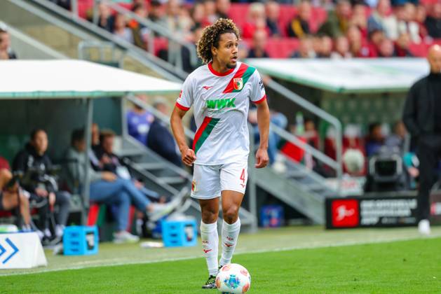Han-Noah Massengo (4, FC Augsburg) beim Spiel zwischen FC Augsburg v VfL Wolfsburg, Fußball, Herren, Bundesliga, 2025 2026, 6.Spieltag am 04.10.2025 in Augsburg, WWK-Arena. DFL and DFB regulations prohibit any use of photographs as image sequences and or quasi-video. Bayern Deutschland