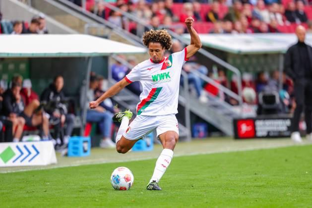 Han-Noah Massengo (4, FC Augsburg) beim Spiel zwischen FC Augsburg v VfL Wolfsburg, Fußball, Herren, Bundesliga, 2025 2026, 6.Spieltag am 04.10.2025 in Augsburg, WWK-Arena. DFL and DFB regulations prohibit any use of photographs as image sequences and or quasi-video. Bayern Deutschland