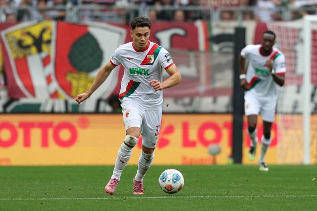 Fabian Rieder 32 (FC Augsburg), FC Augsburg vs. VfL Wolfsburg, Fussball, 1. Bundesliga, 6. Spieltag, 04.10.2025 DFB regulations prohibit any use of photographs as image sequences and or quasi-video Augsburg Bayern Deutschland