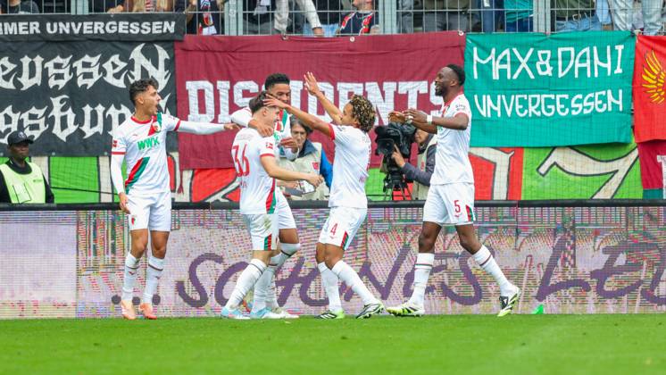 Team (FC Augsburg) Tor zum 2 : 0 beim Spiel zwischen FC Augsburg v VfL Wolfsburg, Fußball, Herren, Bundesliga, 2025 2026, 6.Spieltag am 04.10.2025 in Augsburg, WWK-Arena. DFL and DFB regulations prohibit any use of photographs as image sequences and or quasi-video. Bayern Deutschland