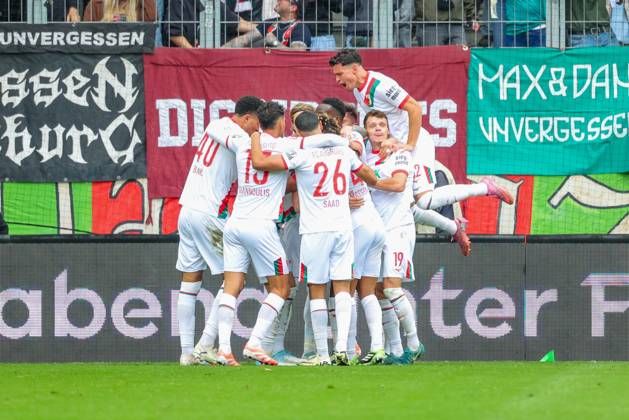 Team (FC Augsburg) Tor zum 2 : 0 beim Spiel zwischen FC Augsburg v VfL Wolfsburg, Fußball, Herren, Bundesliga, 2025 2026, 6.Spieltag am 04.10.2025 in Augsburg, WWK-Arena. DFL and DFB regulations prohibit any use of photographs as image sequences and or quasi-video. Bayern Deutschland