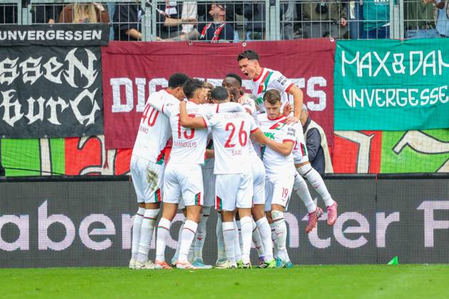 Team (FC Augsburg) Tor zum 2 : 0 beim Spiel zwischen FC Augsburg v VfL Wolfsburg, Fußball, Herren, Bundesliga, 2025 2026, 6.Spieltag am 04.10.2025 in Augsburg, WWK-Arena. DFL and DFB regulations prohibit any use of photographs as image sequences and or quasi-video. Bayern Deutschland