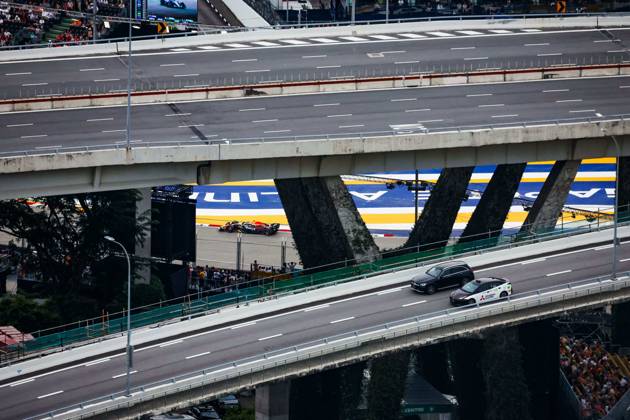 F1 - SINGAPORE GRAND PRIX 2025 01 VERSTAPPEN Max (nld), Red Bull Racing RB21, action during the 2025 Formula 1 Singapore Grand Prix, 18th round of the 2025 FIA Formula One World Championship, WM, Weltmeisterschaft from October 3 to 5, 2025 on the Marina Bay Street Circuit, in Singapore - SingaporeSingapore Copyright: xFLORENTxGOODENx