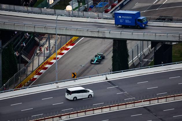 F1 - SINGAPORE GRAND PRIX 2025 14 ALONSO Fernando (spa), Aston Martin F1 Team AMR24, action during the 2025 Formula 1 Singapore Grand Prix, 18th round of the 2025 FIA Formula One World Championship, WM, Weltmeisterschaft from October 3 to 5, 2025 on the Marina Bay Street Circuit, in Singapore - SingaporeSingapore  Copyright: xFLORENTxGOODENx