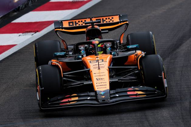 F1 - SINGAPORE GRAND PRIX 2025 81 PIASTRI Oscar (aus), McLaren F1 Team MCL39, action during the 2025 Formula 1 Singapore Grand Prix, 18th round of the 2025 FIA Formula One World Championship, WM, Weltmeisterschaft from October 3 to 5, 2025 on the Marina Bay Street Circuit, in Singapore - SingaporeSingapore  Copyright: xEricxAlonsox