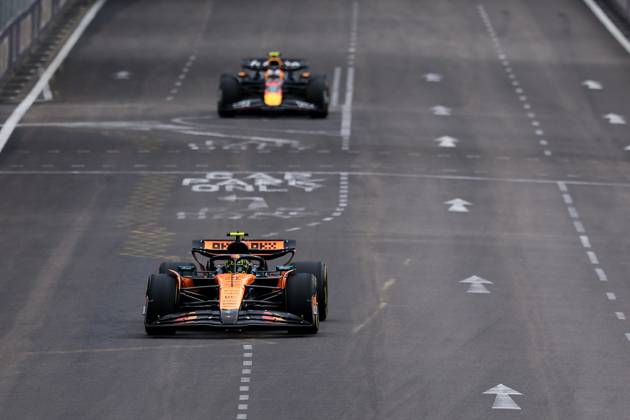 F1 - SINGAPORE GRAND PRIX 2025 04 NORRIS Lando (gbr), McLaren F1 Team MCL39, action during the 2025 Formula 1 Singapore Grand Prix, 18th round of the 2025 FIA Formula One World Championship, WM, Weltmeisterschaft from October 3 to 5, 2025 on the Marina Bay Street Circuit, in Singapore - SingaporeSingapore Copyright: xEricxAlonsox
