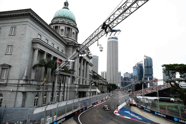 F1 - SINGAPORE GRAND PRIX 2025 16 LECLERC Charles (mco), Scuderia Ferrari SF-25, action during the 2025 Formula 1 Singapore Grand Prix, 18th round of the 2025 FIA Formula One World Championship, WM, Weltmeisterschaft from October 3 to 5, 2025 on the Marina Bay Street Circuit, in Singapore - SingaporeSingapore Copyright: xEricxAlonsox
