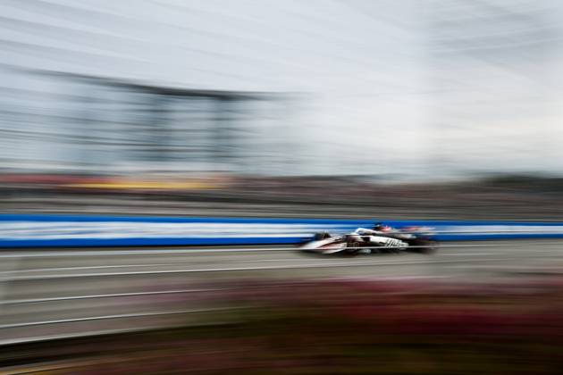 F1 - SINGAPORE GRAND PRIX 2025 31 OCON Esteban (fra), Haas F1 Team VF-25 Ferrari, action during the 2025 Formula 1 Singapore Grand Prix, 18th round of the 2025 FIA Formula One World Championship, WM, Weltmeisterschaft from October 3 to 5, 2025 on the Marina Bay Street Circuit, in Singapore - SingaporeSingapore Copyright: xEricxAlonsox
