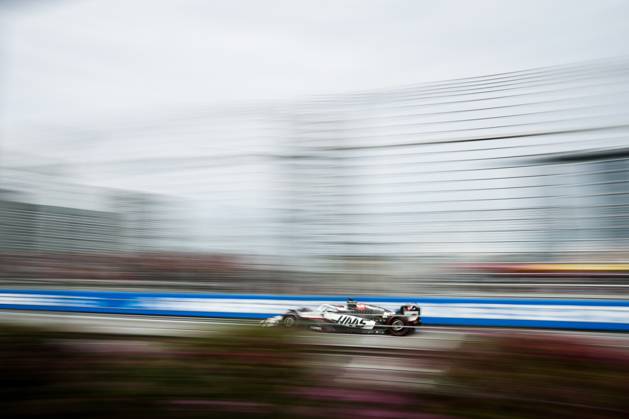 F1 - SINGAPORE GRAND PRIX 2025 31 OCON Esteban (fra), Haas F1 Team VF-25 Ferrari, action during the 2025 Formula 1 Singapore Grand Prix, 18th round of the 2025 FIA Formula One World Championship, WM, Weltmeisterschaft from October 3 to 5, 2025 on the Marina Bay Street Circuit, in Singapore - SingaporeSingapore Copyright: xEricxAlonsox