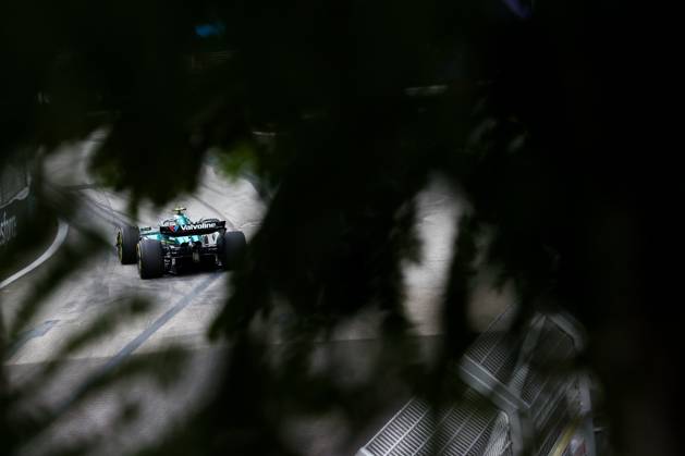 F1 - SINGAPORE GRAND PRIX 2025 14 ALONSO Fernando (spa), Aston Martin F1 Team AMR24, action during the 2025 Formula 1 Singapore Grand Prix, 18th round of the 2025 FIA Formula One World Championship, WM, Weltmeisterschaft from October 3 to 5, 2025 on the Marina Bay Street Circuit, in Singapore - SingaporeSingapore  Copyright: xEricxAlonsox