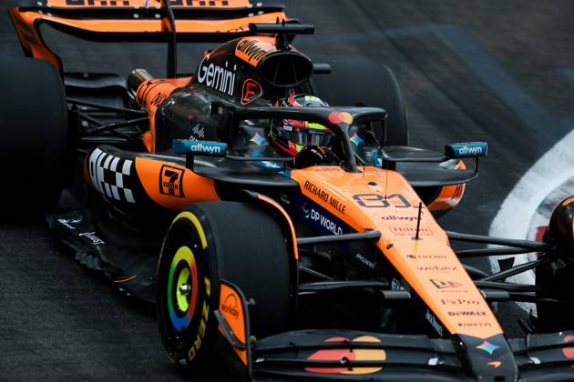F1 - SINGAPORE GRAND PRIX 2025 81 PIASTRI Oscar (aus), McLaren F1 Team MCL39, action during the 2025 Formula 1 Singapore Grand Prix, 18th round of the 2025 FIA Formula One World Championship, WM, Weltmeisterschaft from October 3 to 5, 2025 on the Marina Bay Street Circuit, in Singapore - SingaporeSingapore  Copyright: xEricxAlonsox