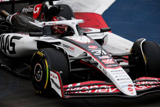 F1 - SINGAPORE GRAND PRIX 2025 31 OCON Esteban (fra), Haas F1 Team VF-25 Ferrari, action during the 2025 Formula 1 Singapore Grand Prix, 18th round of the 2025 FIA Formula One World Championship, WM, Weltmeisterschaft from October 3 to 5, 2025 on the Marina Bay Street Circuit, in Singapore - SingaporeSingapore Copyright: xEricxAlonsox
