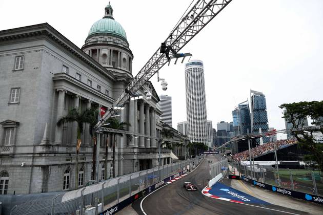 F1 - SINGAPORE GRAND PRIX 2025 44 HAMILTON Lewis (gbr), Scuderia Ferrari SF-25, action during the 2025 Formula 1 Singapore Grand Prix, 18th round of the 2025 FIA Formula One World Championship, WM, Weltmeisterschaft from October 3 to 5, 2025 on the Marina Bay Street Circuit, in Singapore - SingaporeSingapore Copyright: xEricxAlonsox