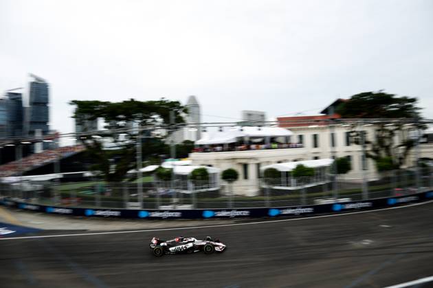 F1 - SINGAPORE GRAND PRIX 2025 31 OCON Esteban (fra), Haas F1 Team VF-25 Ferrari, action during the 2025 Formula 1 Singapore Grand Prix, 18th round of the 2025 FIA Formula One World Championship, WM, Weltmeisterschaft from October 3 to 5, 2025 on the Marina Bay Street Circuit, in Singapore - SingaporeSingapore Copyright: xEricxAlonsox