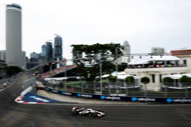 F1 - SINGAPORE GRAND PRIX 2025 31 OCON Esteban (fra), Haas F1 Team VF-25 Ferrari, action during the 2025 Formula 1 Singapore Grand Prix, 18th round of the 2025 FIA Formula One World Championship, WM, Weltmeisterschaft from October 3 to 5, 2025 on the Marina Bay Street Circuit, in Singapore - SingaporeSingapore Copyright: xEricxAlonsox