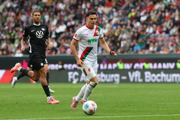 Fabian Rieder 32 (FC Augsburg), FC Augsburg vs. VfL Wolfsburg, Fussball, 1. Bundesliga, 6. Spieltag, 04.10.2025 DFB regulations prohibit any use of photographs as image sequences and or quasi-video Augsburg Bayern Deutschland