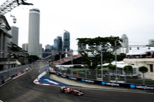 F1 - SINGAPORE GRAND PRIX 2025 16 LECLERC Charles (mco), Scuderia Ferrari SF-25, action during the 2025 Formula 1 Singapore Grand Prix, 18th round of the 2025 FIA Formula One World Championship, WM, Weltmeisterschaft from October 3 to 5, 2025 on the Marina Bay Street Circuit, in Singapore - SingaporeSingapore Copyright: xEricxAlonsox